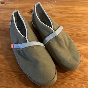 Common Ground classic design 
Canvas upper, microsuede interior rubber sole 10